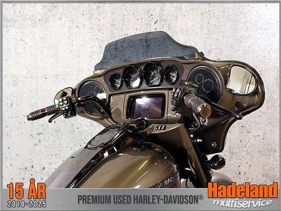 Harley-Davidson FLHXSE / CVO Street Glide 18 of 25