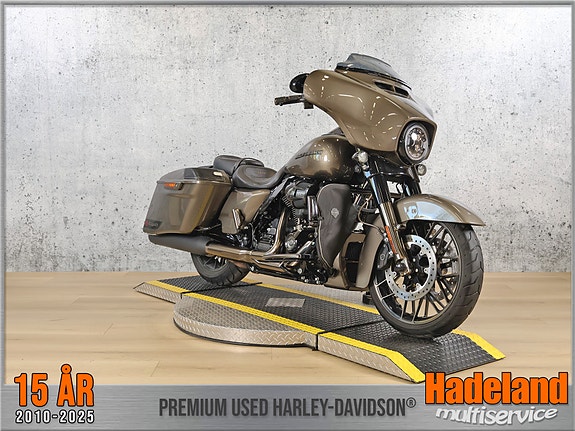 Harley-Davidson FLHXSE / CVO Street Glide 2 of 25