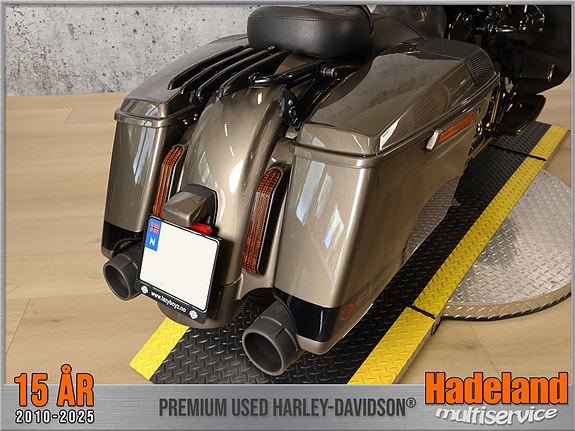 Harley-Davidson FLHXSE / CVO Street Glide 25 of 25