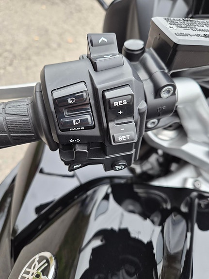 Yamaha FJR 1300 4 of 8