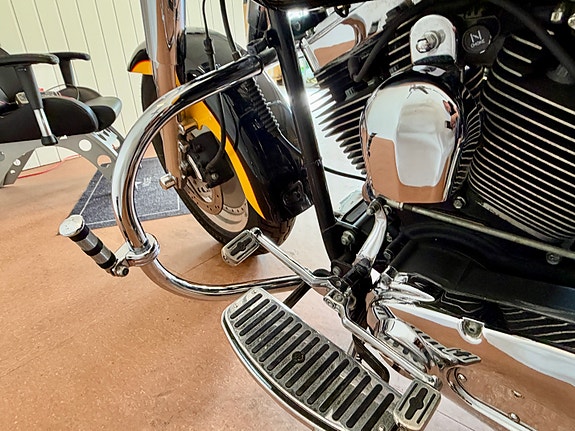 Harley-Davidson FLSTF Fat Boy 21 of 30