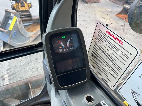 New Holland Kobelco E70SR-1ES 23 of 30