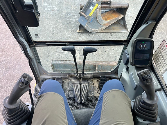 New Holland Kobelco E70SR-1ES 29 of 30