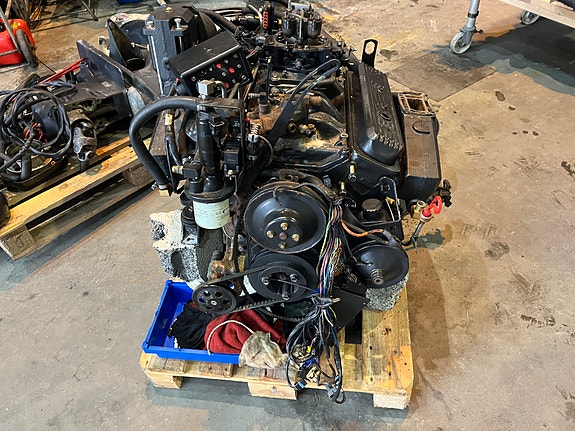Volvo Penta 5.0Gi V 8 med sprekk i toppdeksel til salgs. Drev duo propell er ok. 5 of 11