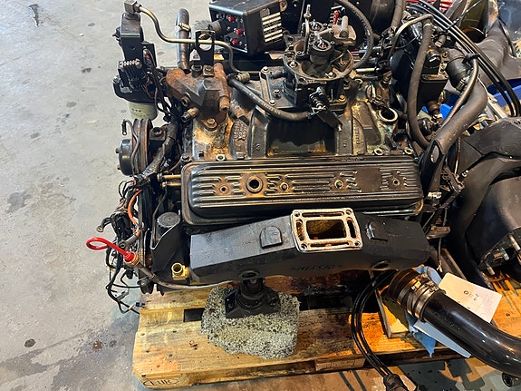 Volvo Penta 5.0Gi V 8 med sprekk i toppdeksel til salgs. Drev duo propell er ok. 2 of 11