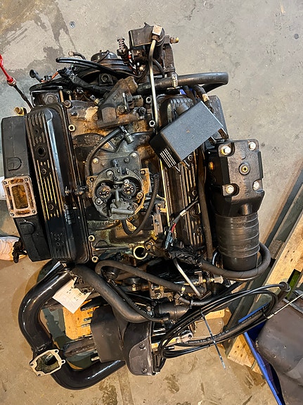 Volvo Penta 5.0Gi V 8 med sprekk i toppdeksel til salgs. Drev duo propell er ok. 3 of 11