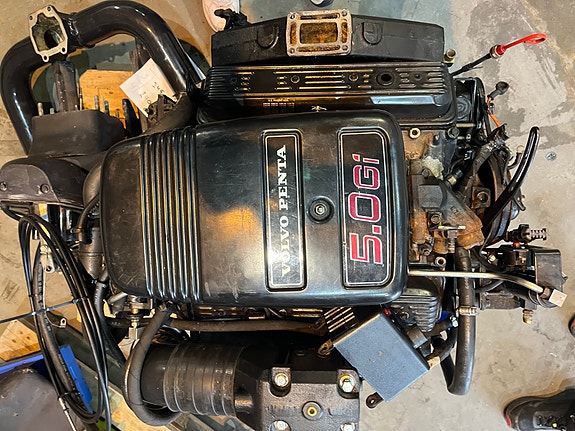 Volvo Penta 5.0Gi V 8 med sprekk i toppdeksel til salgs. Drev duo propell er ok. 8 of 11