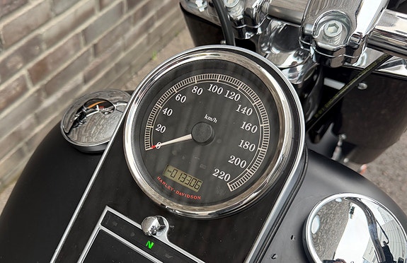 Harley-Davidson FLSTFB Fat Boy Special 4 of 13
