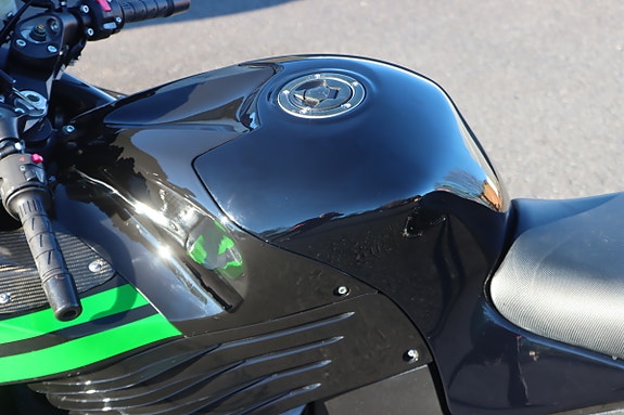 Kawasaki ZZR 1400 2 of 18