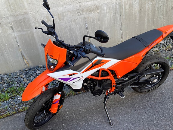KTM 390 SMC R ferdig på hvite skilt "Nesten NY" 2 of 3