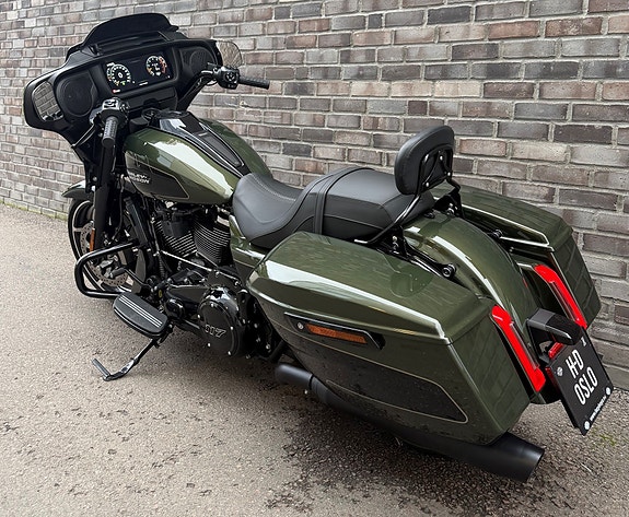 Harley-Davidson FLHX Street Glide 13 of 16