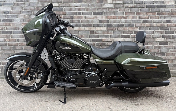 Harley-Davidson FLHX Street Glide 11 of 16