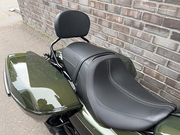 Harley-Davidson FLHX Street Glide 10 of 16