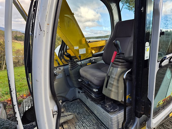 New Holland E70SR-1ES 2 of 5