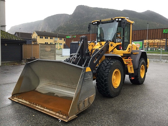 Volvo L90H2 2 of 12