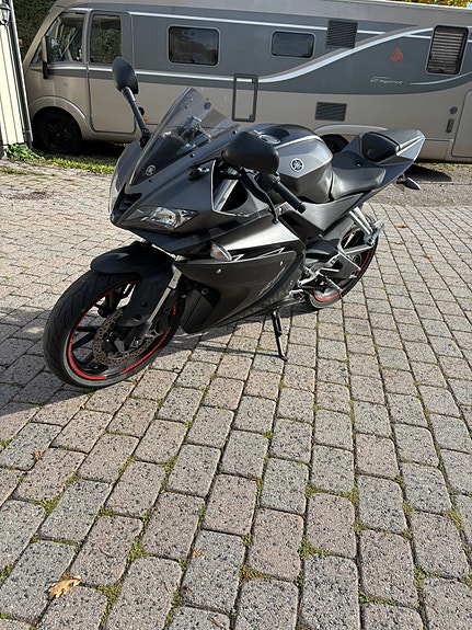 Yamaha YZF-R 125 2 of 10