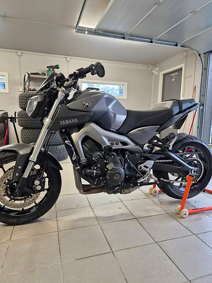 Yamaha MT-09 4 of 14