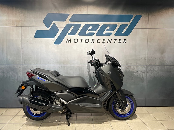 Yamaha X-Max 300 2 of 15