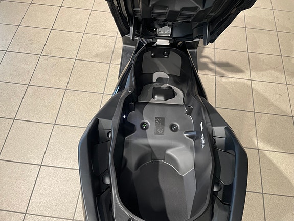 Yamaha X-Max 300 13 of 15