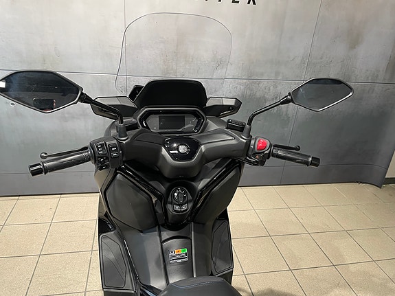 Yamaha X-Max 300 11 of 15