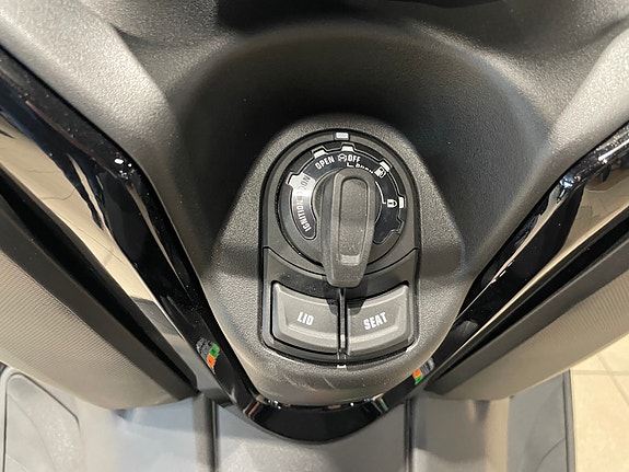 Yamaha X-Max 300 12 of 15