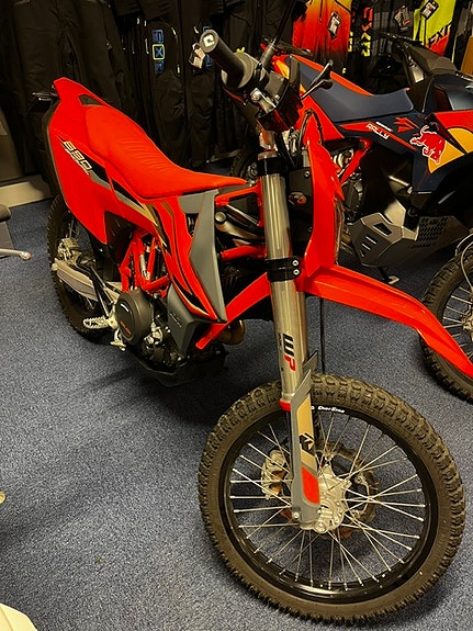 KTM 690 Enduro R 2 of 6