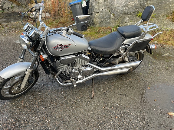 Honda VF 750 C Magna 7 of 11