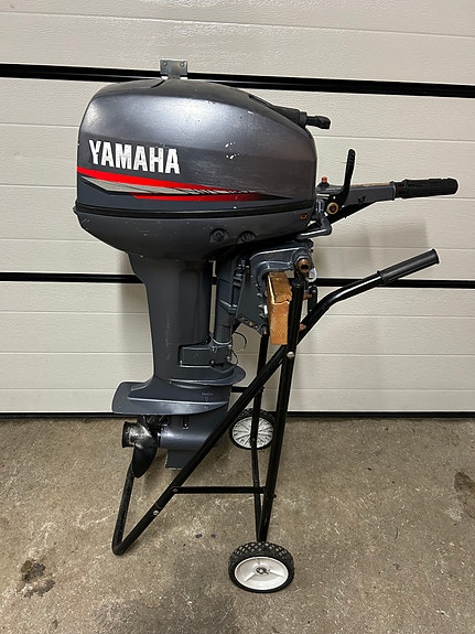 Yamaha 9.9 (15) totakt kort stamme 2001 modell med nyeste typen gråfarget blokk 3 of 12