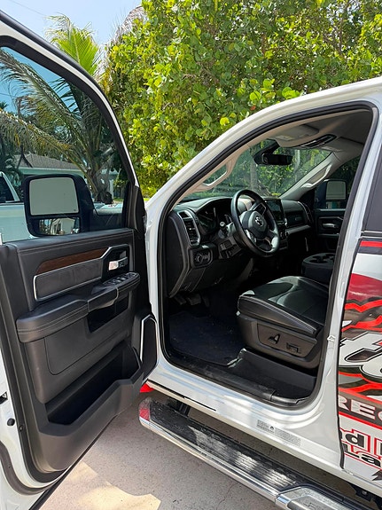 Dodge RAM 5500  LARAMIE CHEVRON 408 RENEGATE 6 SETER 7 of 14