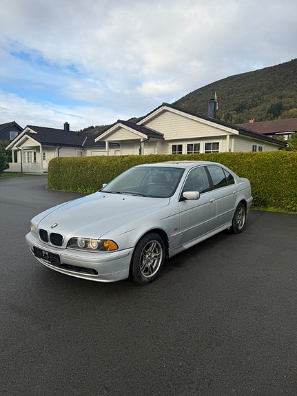 BMW 525d 2 of 12