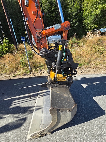 Hitachi ZX135W-7 7 of 15