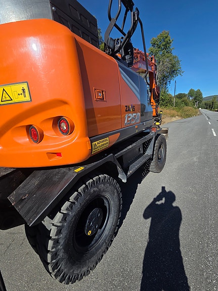 Hitachi ZX135W-7 9 of 15