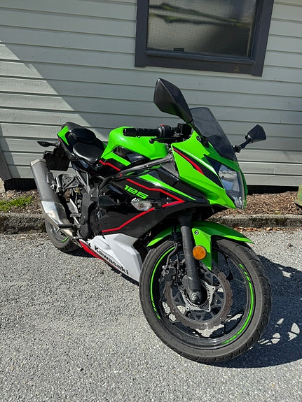 Kawasaki Ninja 125 2 of 7