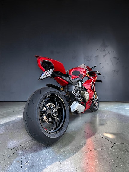 Ducati Panigale V4 S - Adrenalinbombe! 3 of 9