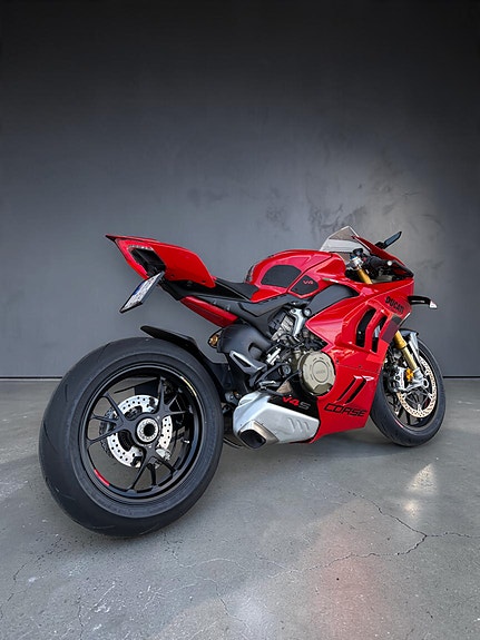 Ducati Panigale V4 S - Adrenalinbombe! 2 of 9