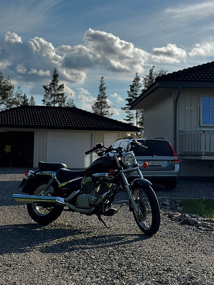 Suzuki VL 125 Intruder 2 of 7