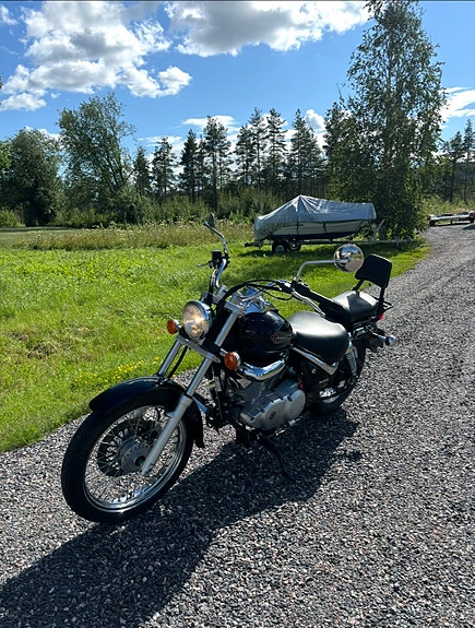 Suzuki VL 125 Intruder 7 of 7