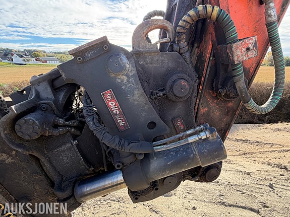 Hitachi 2018 Hitachi ZX225USRLC-6 - 8 432 timer - Rototilt R6 tiltrotator med OilQuick - Leica GNSS-antenner 11 of 30