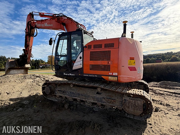 Hitachi 2018 Hitachi ZX225USRLC-6 - 8 432 timer - Rototilt R6 tiltrotator med OilQuick - Leica GNSS-antenner 2 of 30