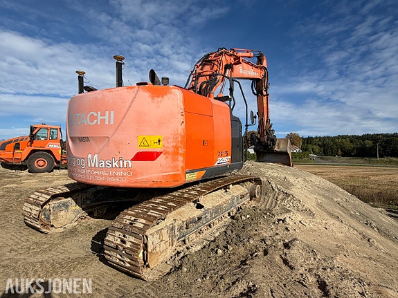 Hitachi 2018 Hitachi ZX225USRLC-6 - 8 432 timer - Rototilt R6 tiltrotator med OilQuick - Leica GNSS-antenner 4 of 30