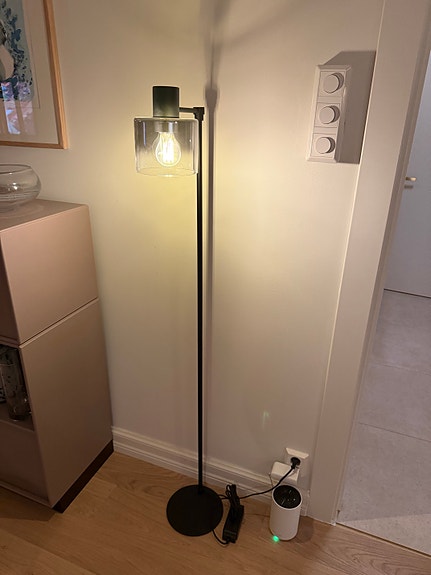 Sort gulvlampe, Simbas selges