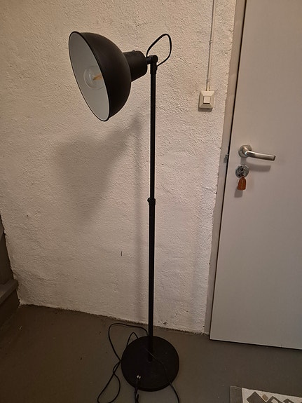 Stilig svart gulvlampe