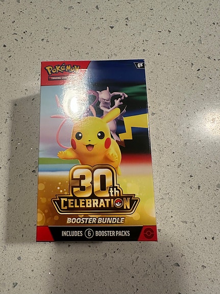 Pokemon 30th Celebration Booster Bundle med 6 boosterpakker