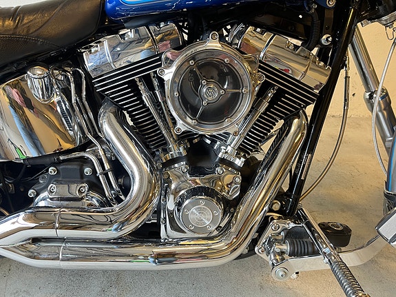 Harley-Davidson FXSTC Softail Custom 10 of 14