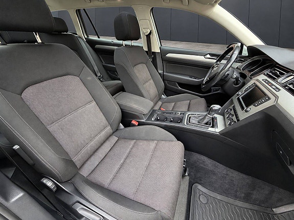Volkswagen Passat 15 of 25