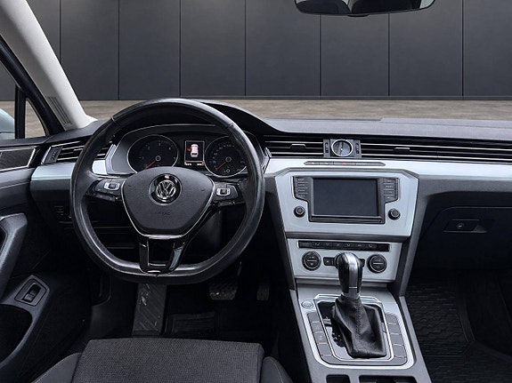Volkswagen Passat 10 of 25