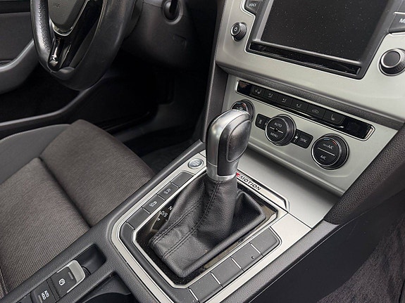 Volkswagen Passat 23 of 25