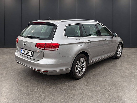 Volkswagen Passat 7 of 25