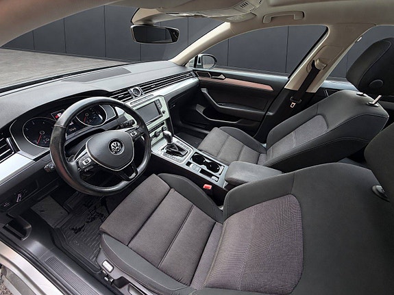 Volkswagen Passat 16 of 25
