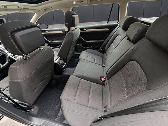 Volkswagen Passat 19 of 25